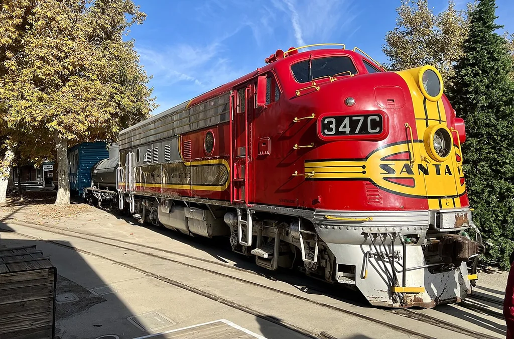 EMD F7 柴油电力机车的圆鼻、双前灯和侧面舷窗