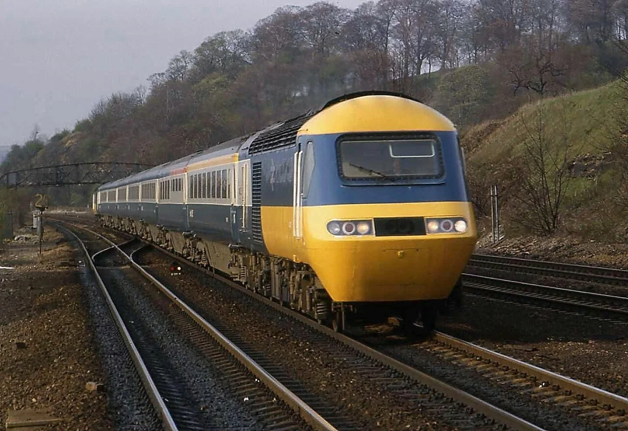 InterCity 125 黄色尖鼻动力车和编组客车