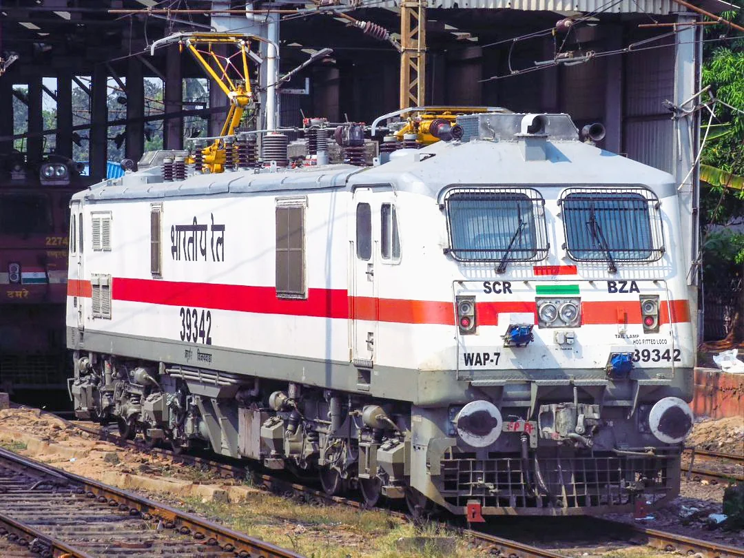 印度 WAP-7 白色电力机车、红色腰带和车顶受电弓