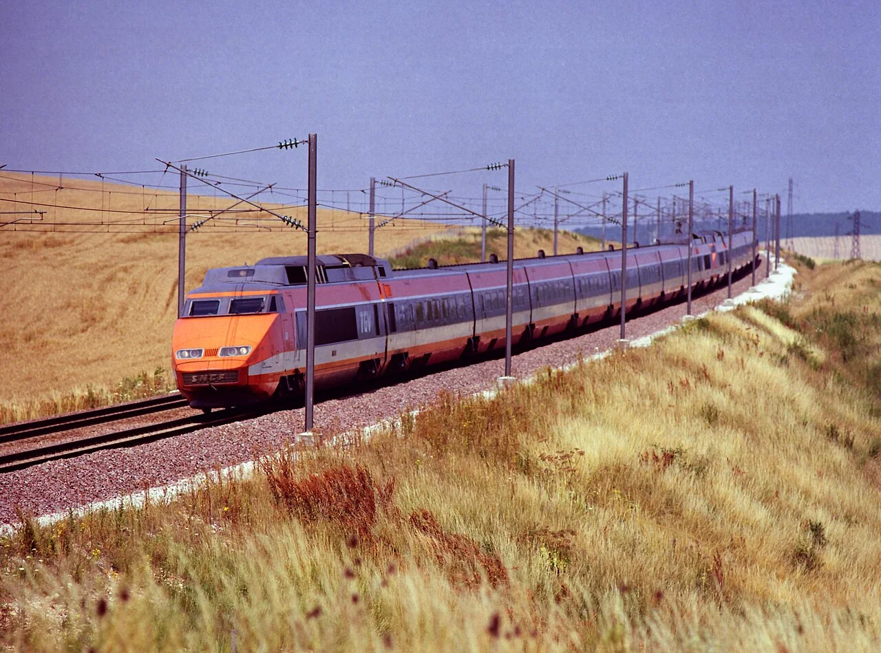 橙色 TGV Sud-Est 尖鼻动力车和相连客车