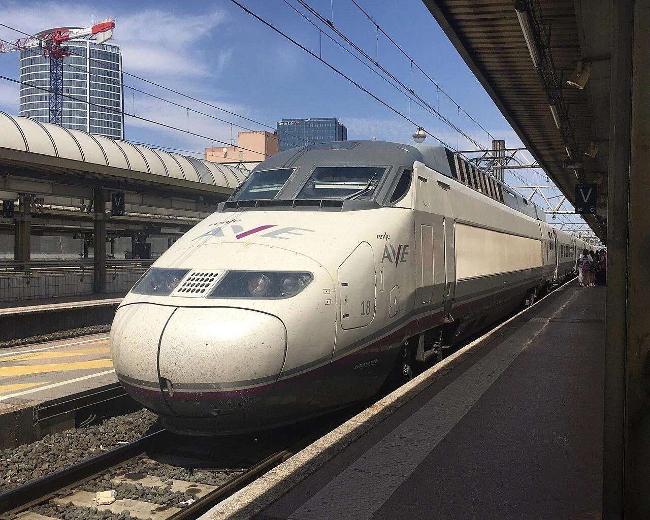 AVE S-100 白灰色列车、紫色标志和低矮圆鼻