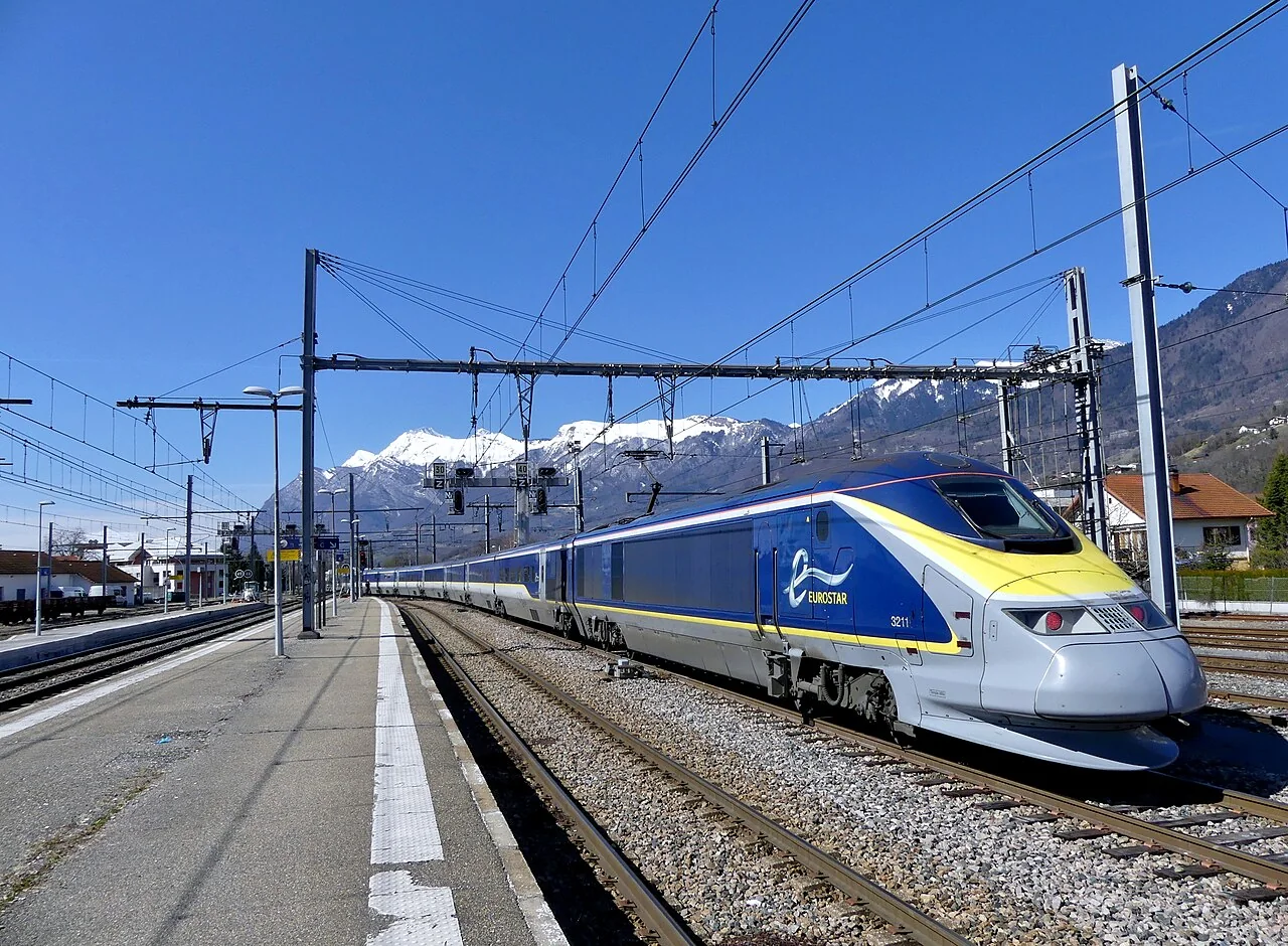 Eurostar e300 黄蓝白尖鼻列车停在雪山前的车站