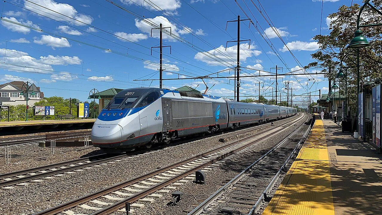初代 Acela Express 银蓝色长列车和楔形车头
