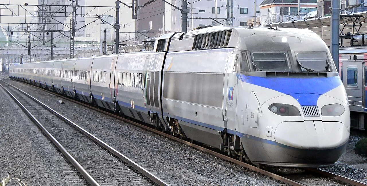 KTX-I 蓝白色高速列车、流线动力车和长编组
