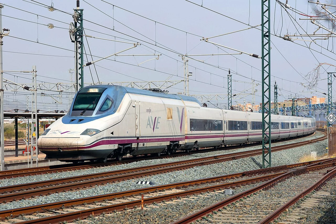 Talgo 350 白色鸭嘴形车头和紫色侧线