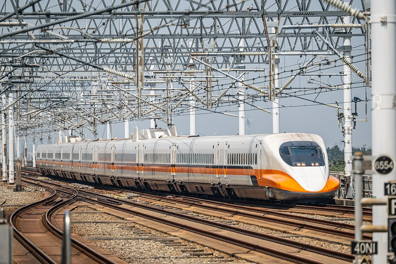 台湾高铁 700T 白橙色列车、长鼻车头和连续车窗