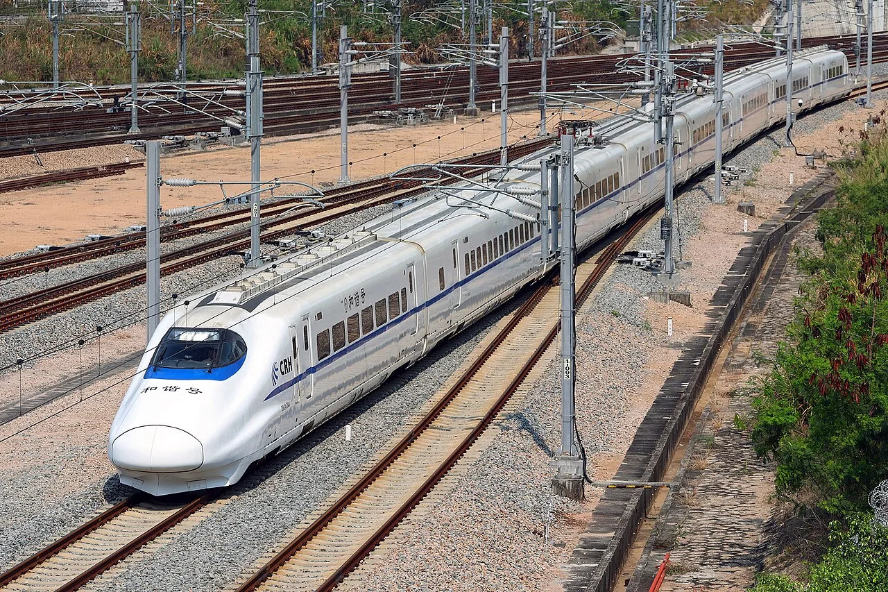 CRH2 白色动车组、蓝色腰线和圆锥形长鼻
