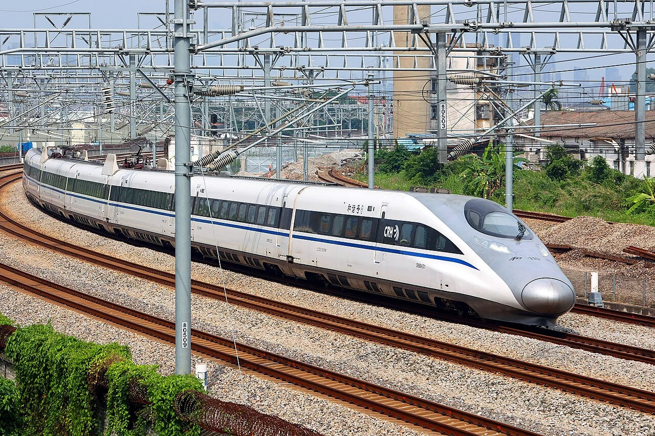 CRH380A 白色高速列车、蓝色波浪线和扁长车鼻