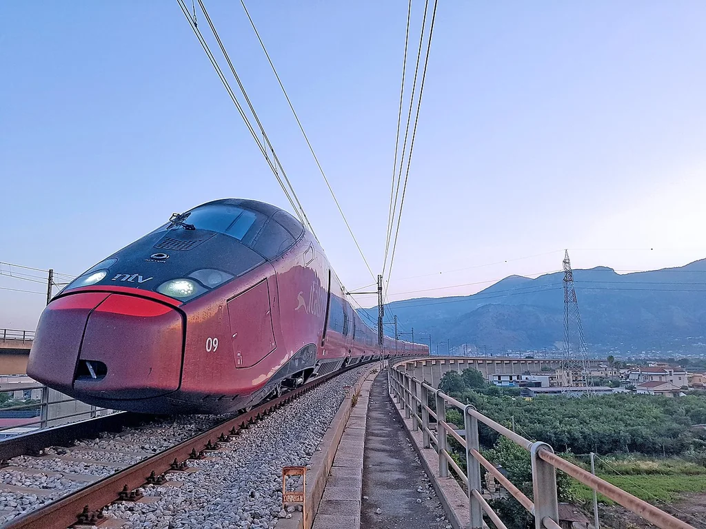 意大利高架线上深红金色的 Italo AGV 575 高速列车