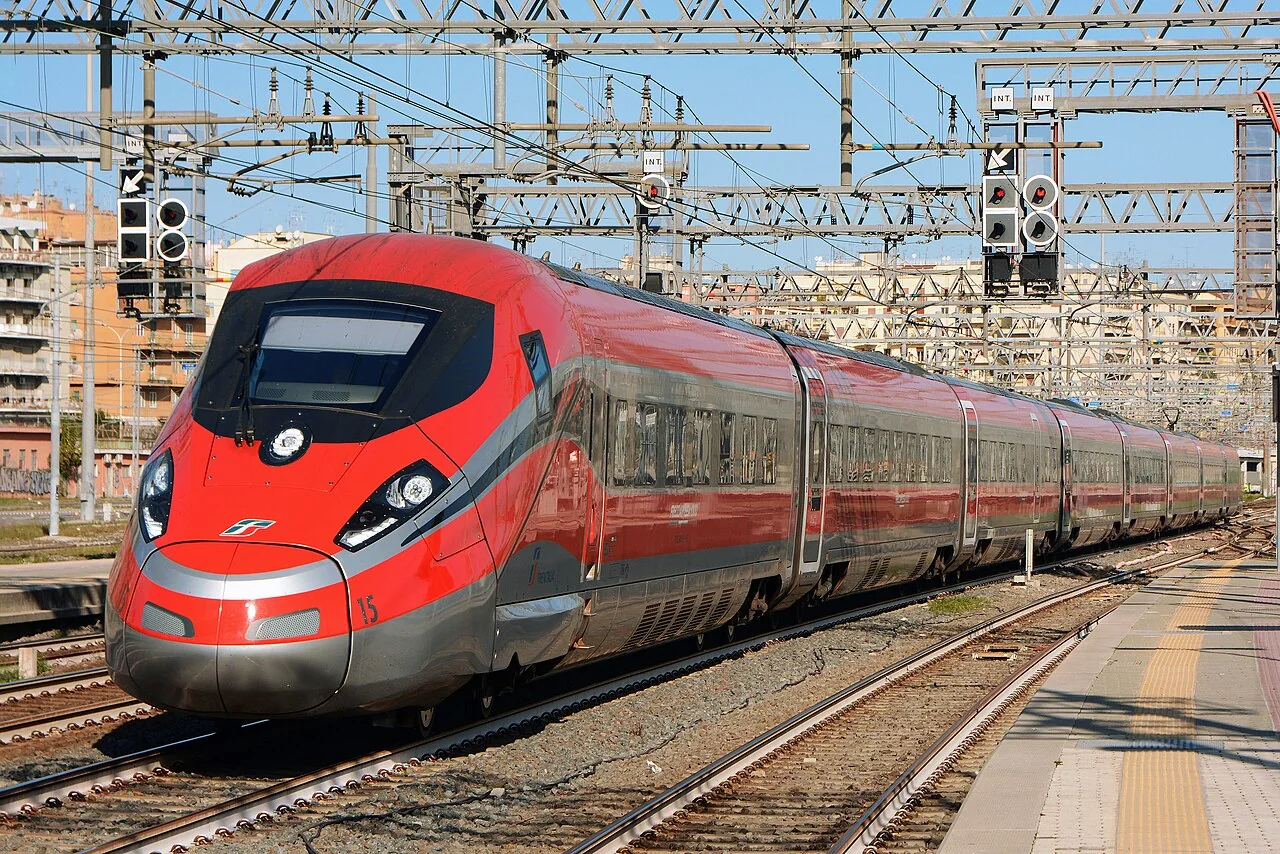 Frecciarossa 1000 红黑白高速列车和细长车鼻