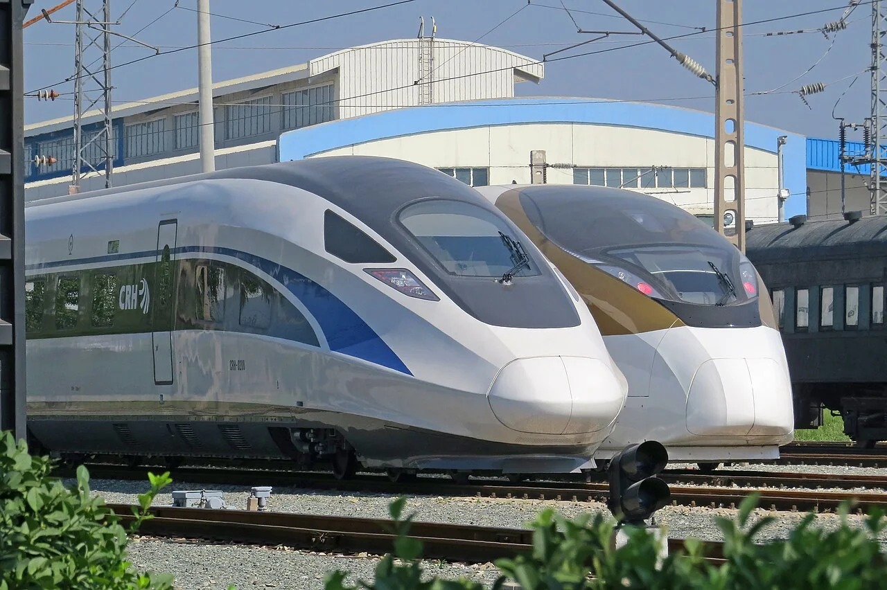 复兴号 CR400AF 与 CR400BF 两种长鼻动车组并列