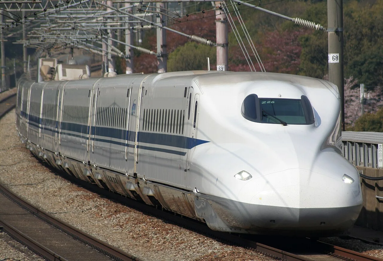 白蓝车身、气流形长鼻子的N700系新干线