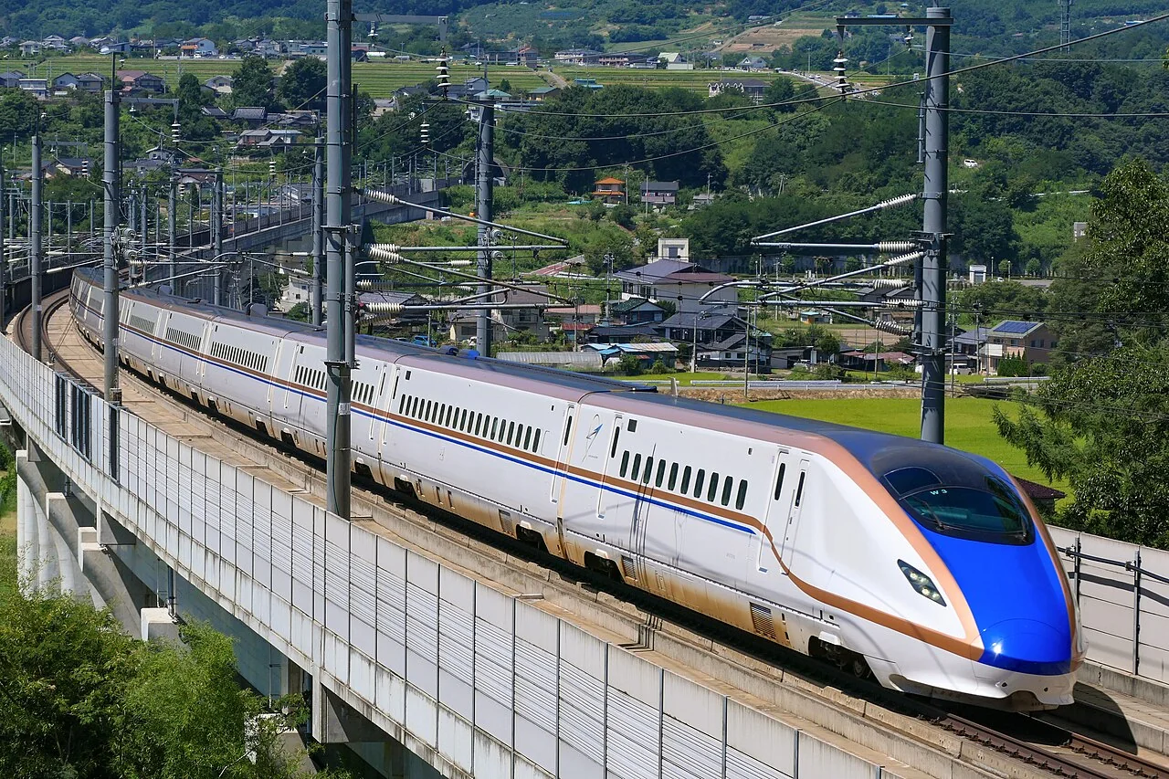 蓝色车顶、铜色腰带的E7与W7系北陆新干线