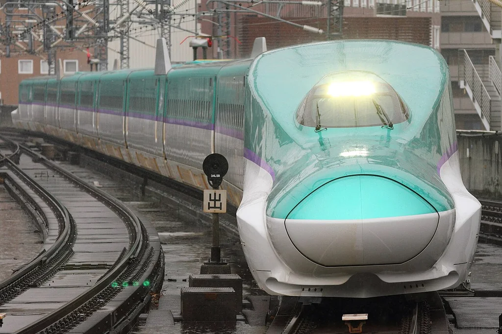 青绿色车身、紫色腰带的H5系北海道新干线