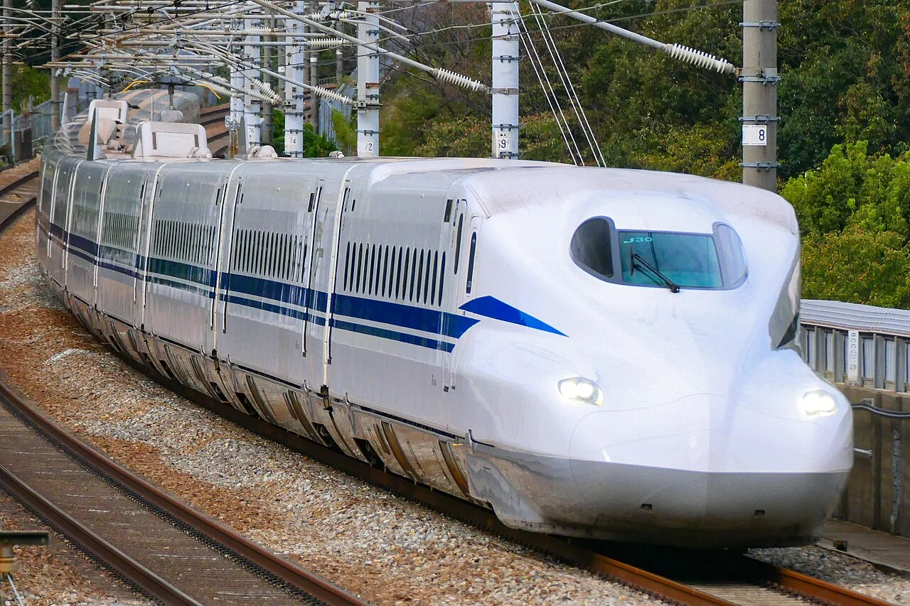 白蓝车身、鼻尖两侧有棱线的N700S新干线