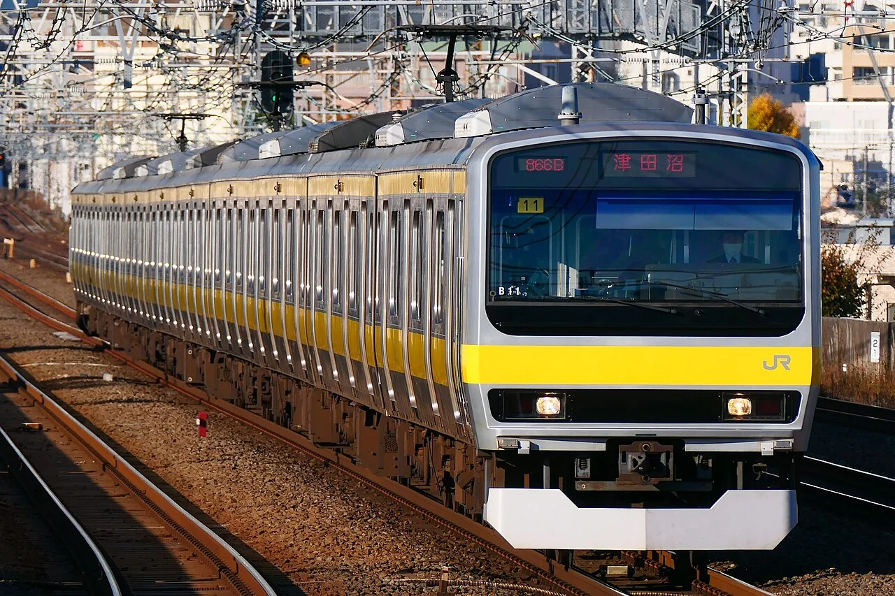 银色车身、彩色腰带和宽大车门的E231系电车