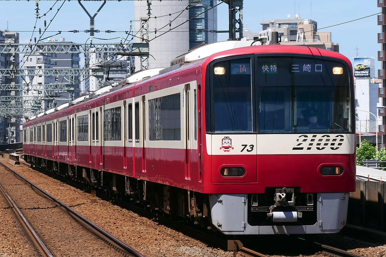 鲜红车身、白色窗框的京急2100型快特电车