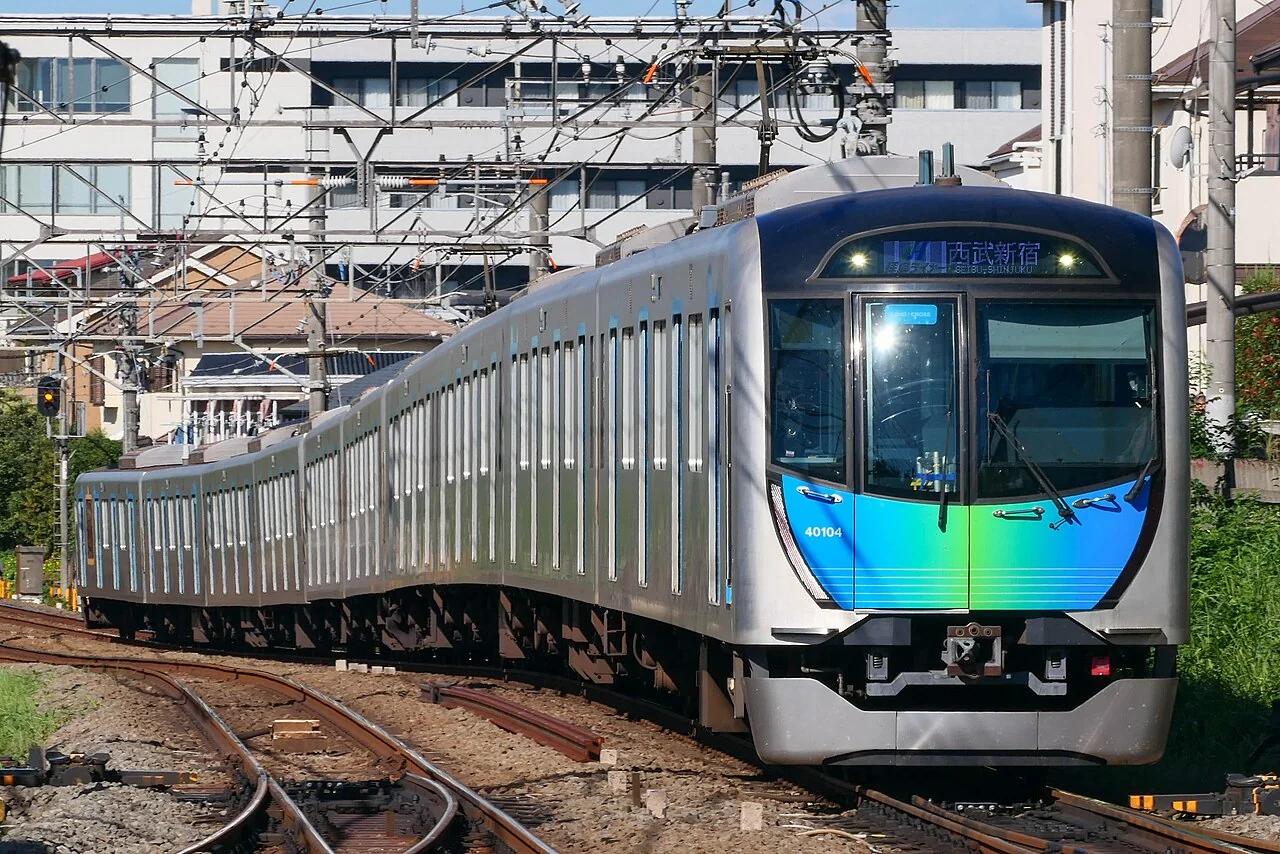 银色车身、蓝绿彩带的西武40000系电车