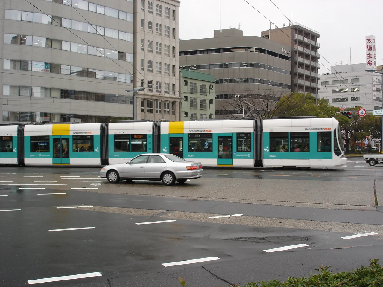 绿色与灰色相间、五节相连的5100型低地板有轨电车