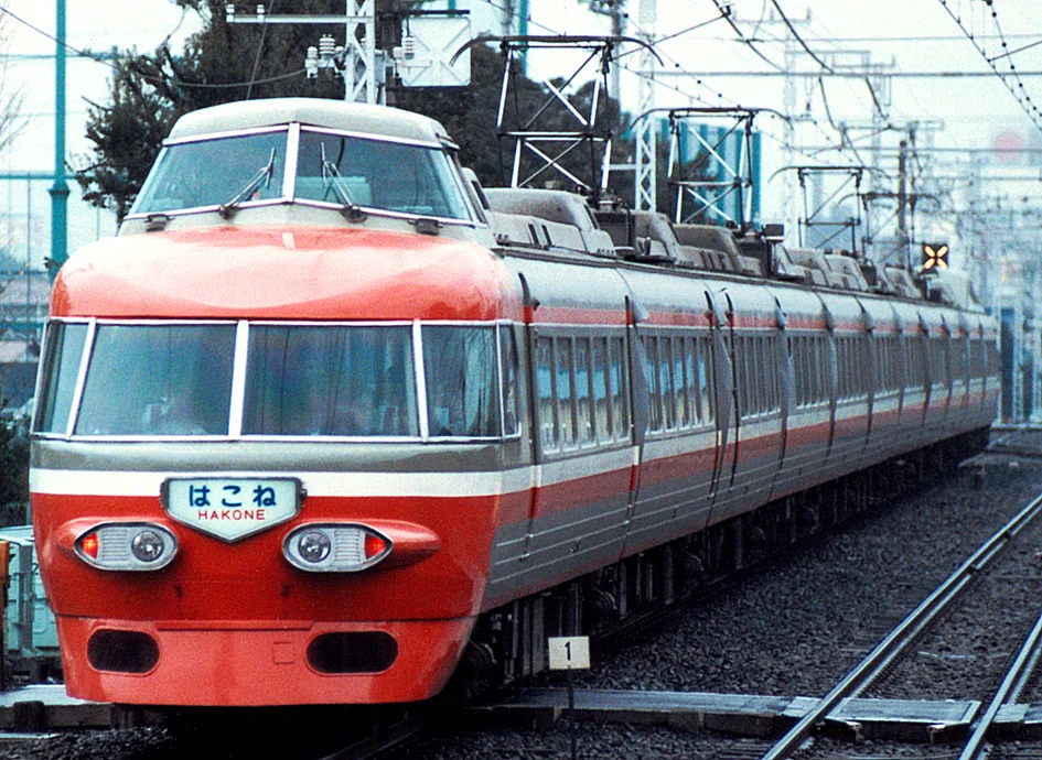 小田急NSE 3100型红白车身、宽大前窗和前端展望席
