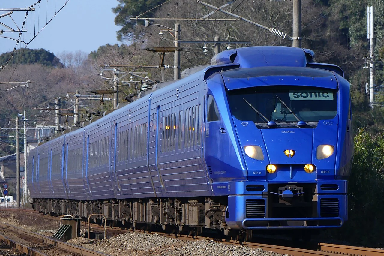 JR九州883系Sonic金属蓝车身、圆润车头和黄色车灯