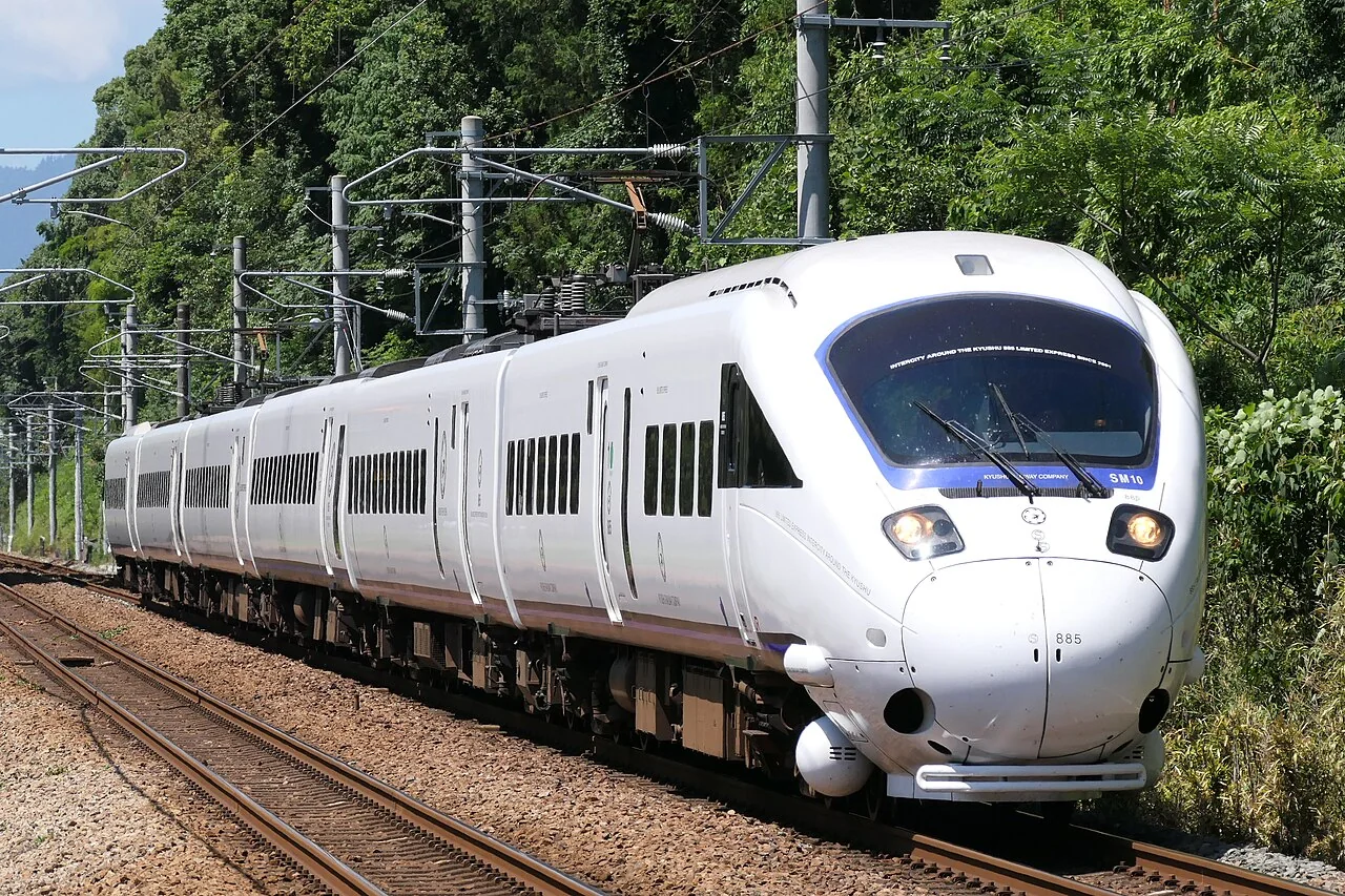 JR九州885系白色流线车身、黑色前窗和黄色车灯