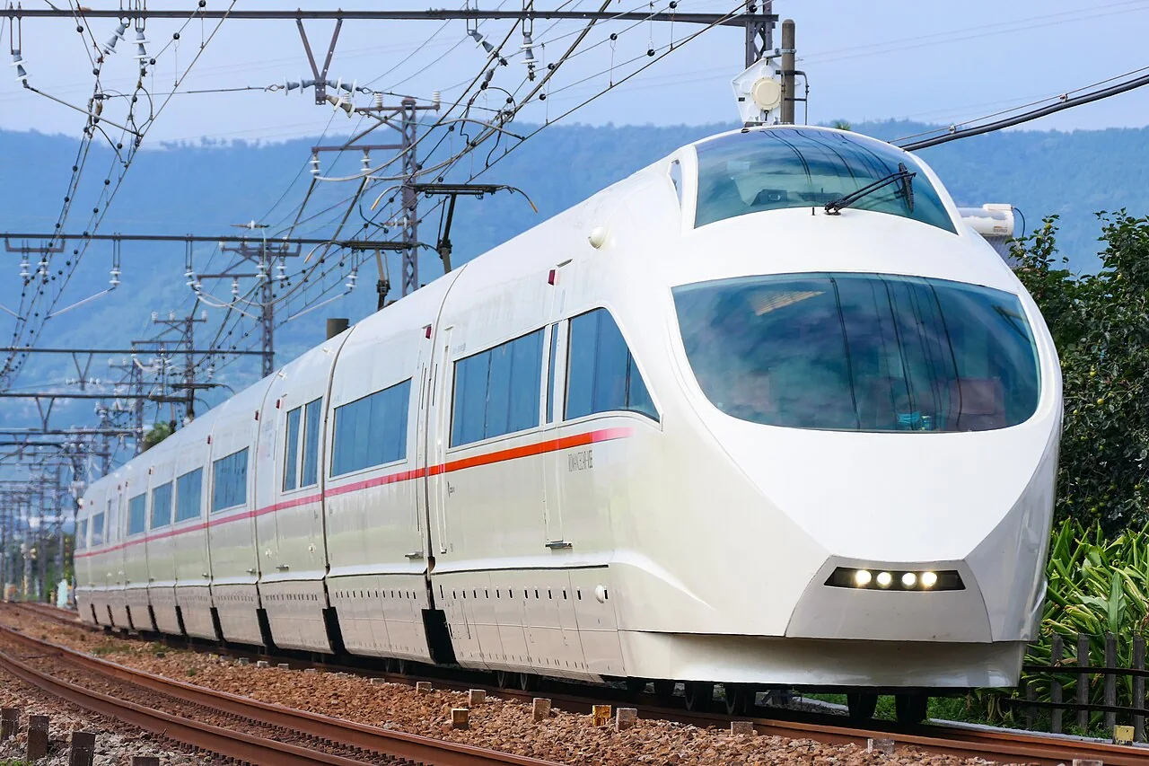 小田急VSE 50000型白色车身、红色腰线和宽阔展望前窗
