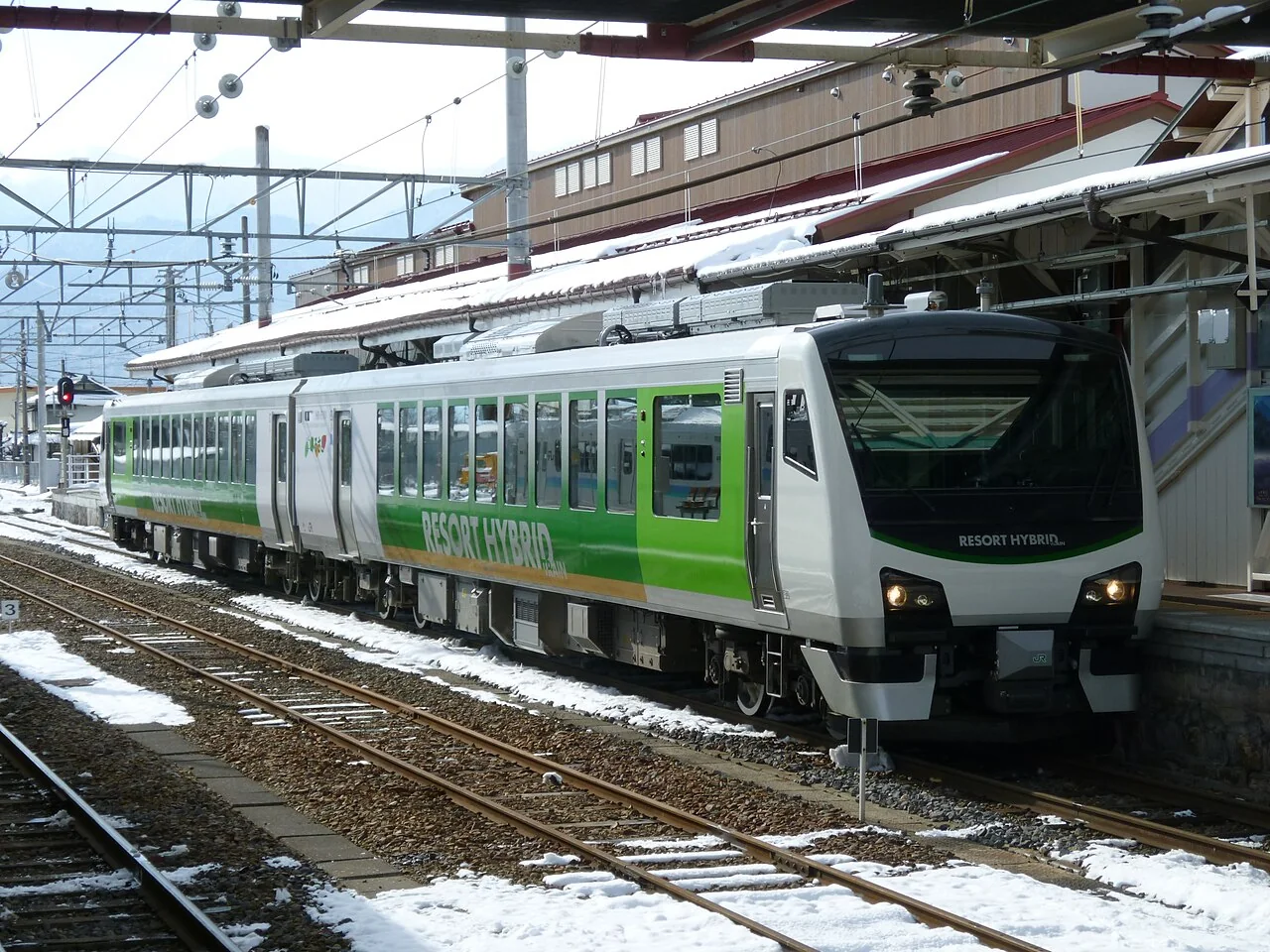 Resort白神HB-E300观光列车的大窗、彩色车身和车顶设备