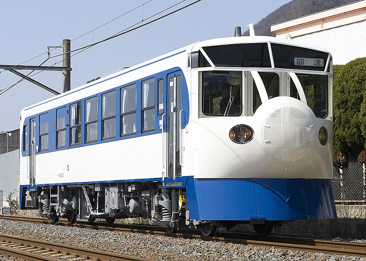 铁道Hobby Train白蓝车身、一端仿新干线0系的圆鼻子和小车窗