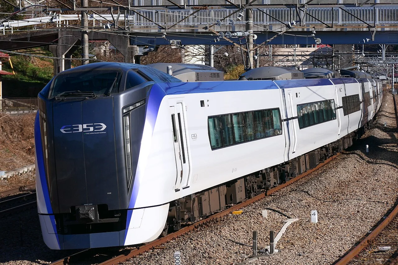 E353系梓号银色车身、紫色线条和黑色流线车头