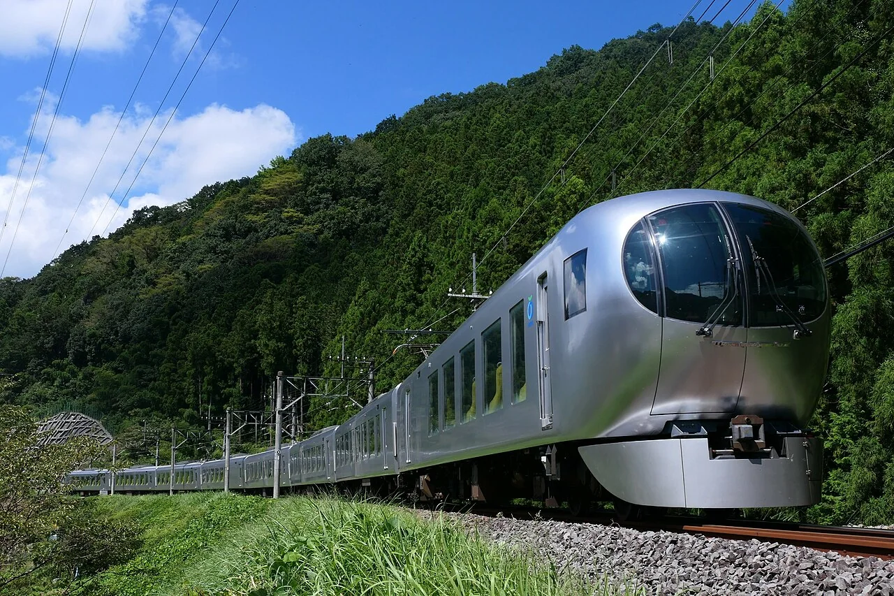 西武001系Laview银色圆弧车头、巨大侧窗和黄色座椅