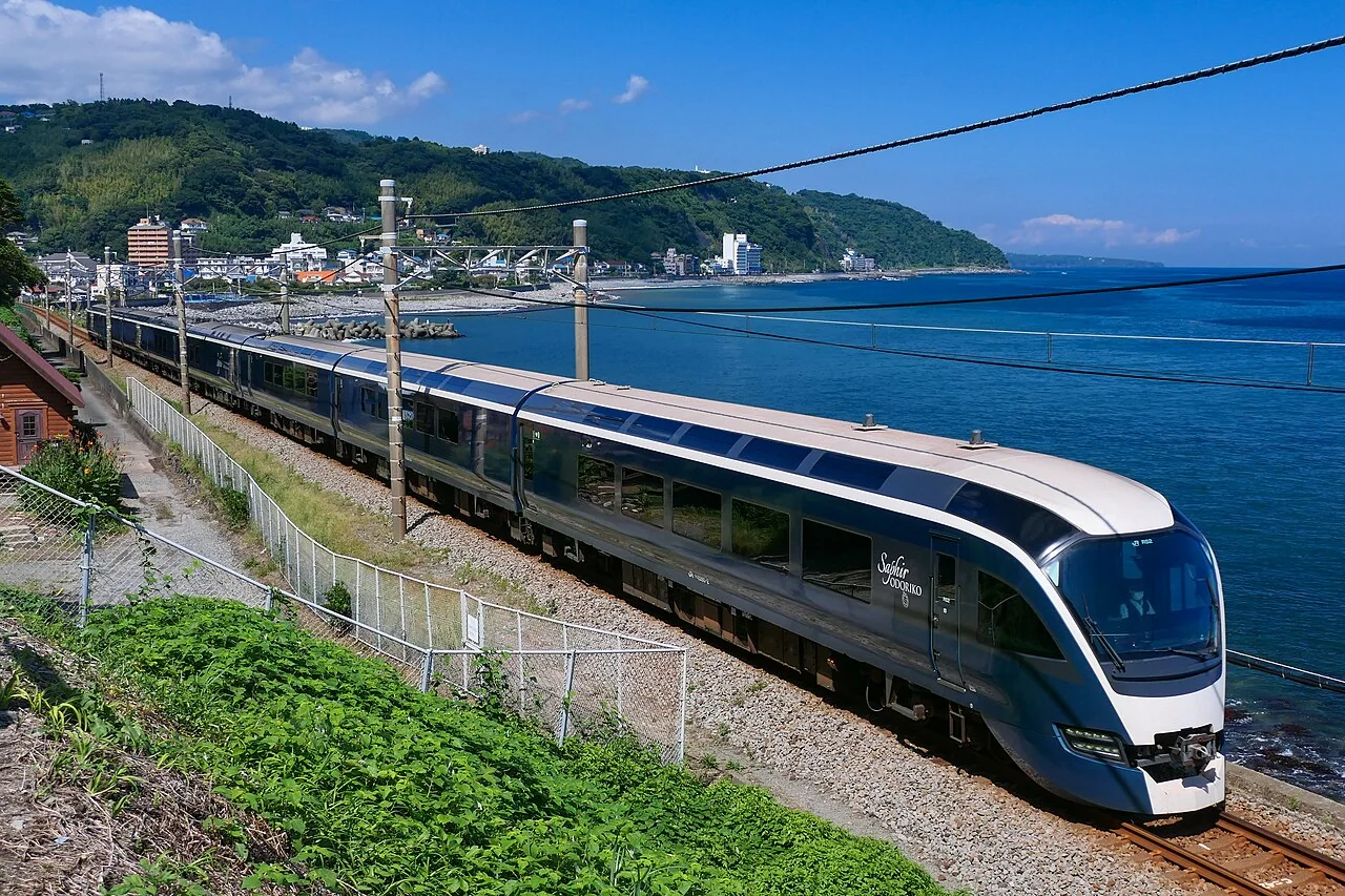 E261系Saphir Odoriko蓝绿色车身、黑色大前窗和宽阔侧窗