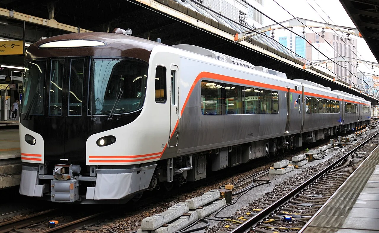 HC85系白色车身、橙色饰带和黑色圆角前脸