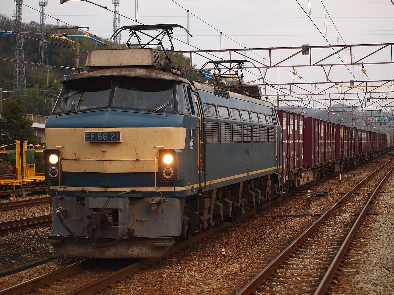 EF66电力机车蓝色车身、奶油色车头和车顶双受电弓