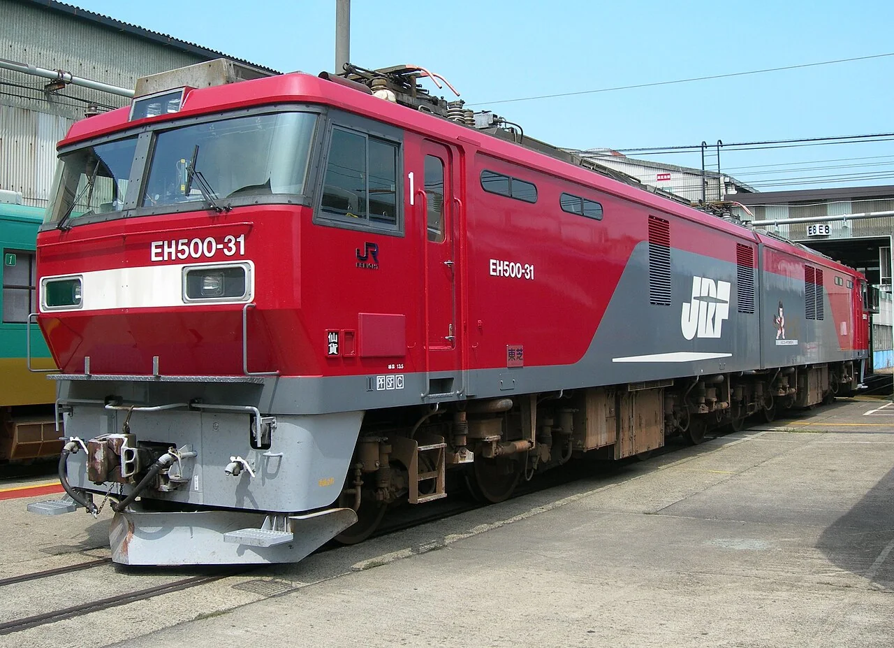 EH500金太郎红色双节车身、银色前脸和白色金太郎图案