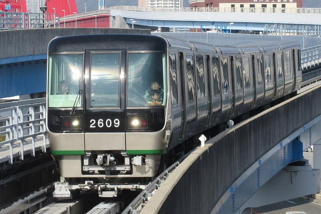 小巧的神户 Port Liner 列车在港区高架专用道上