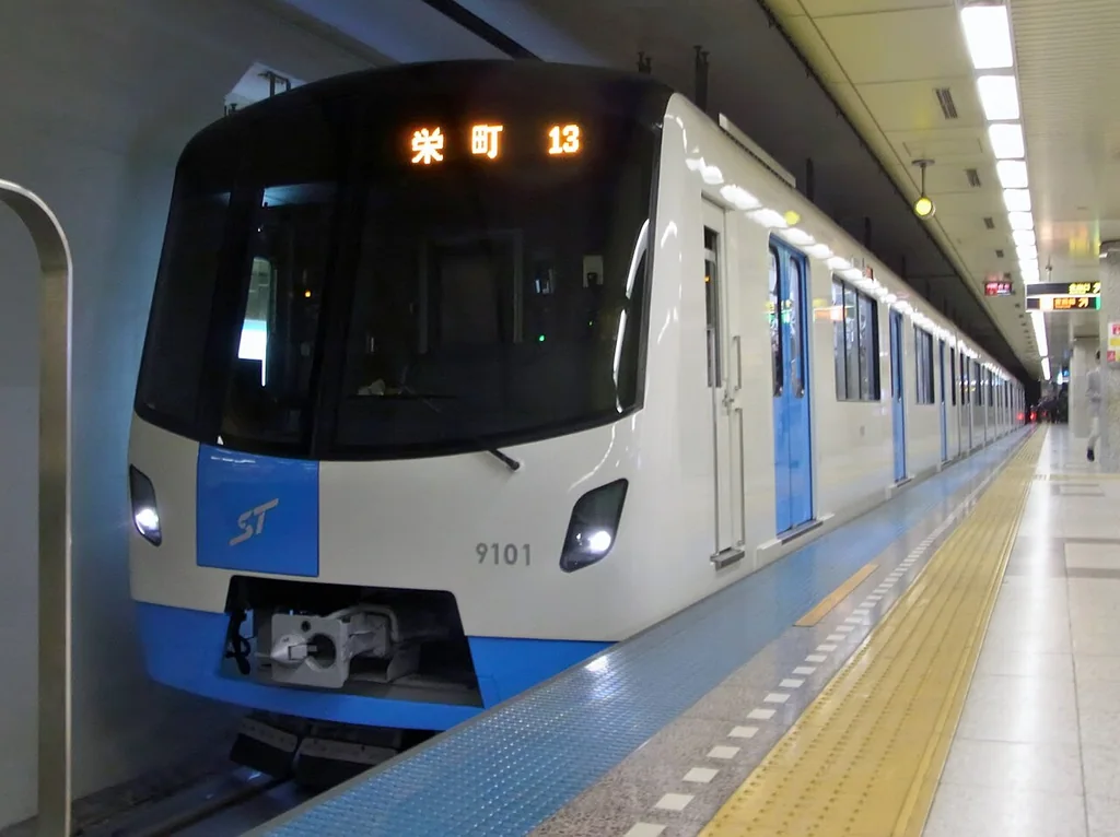 蓝紫色线条的札幌地铁 9000 型列车停在站台