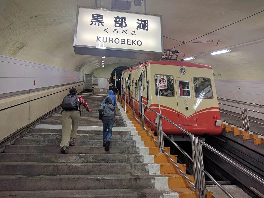 黑部登山缆车在山腹隧道内的倾斜轨道上