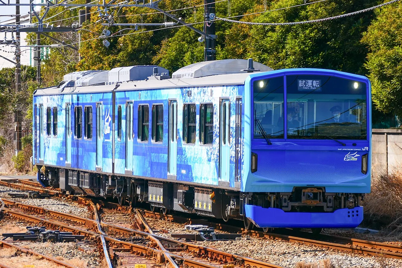 蓝色和绿色涂装的 FV-E991 系 HYBARI 试验列车