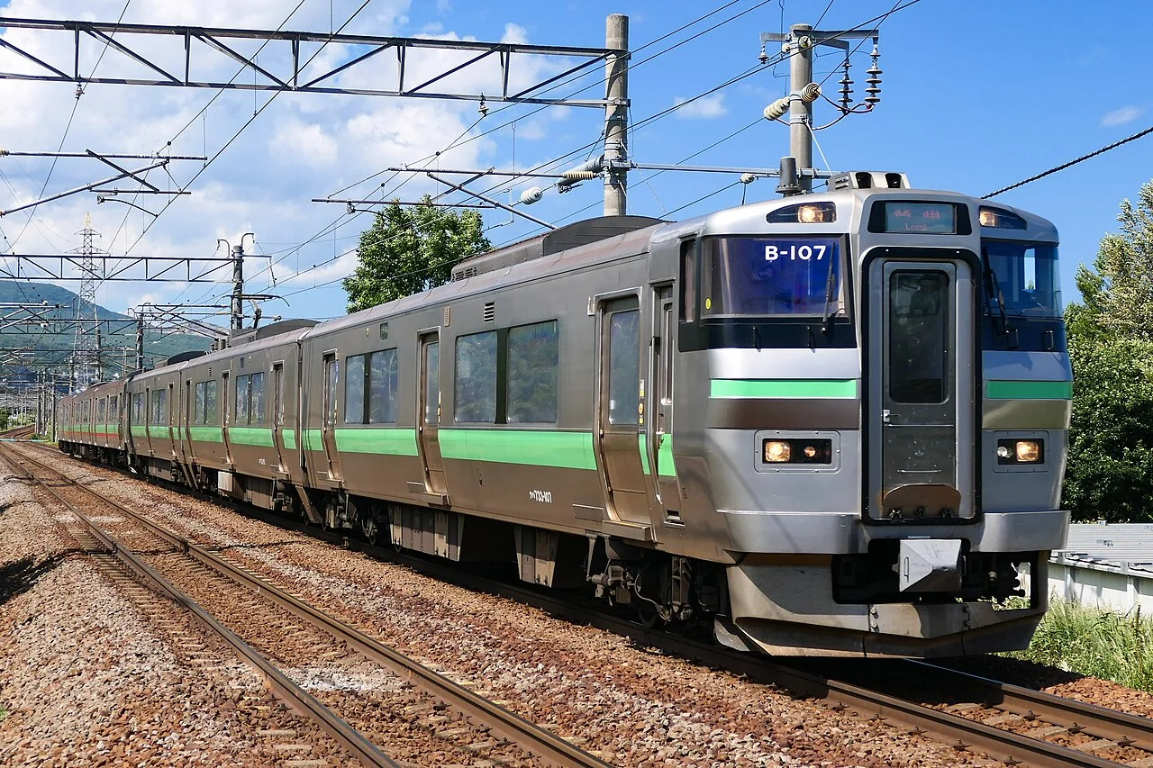 银色车身配绿色线条的 JR 北海道 733 系列车