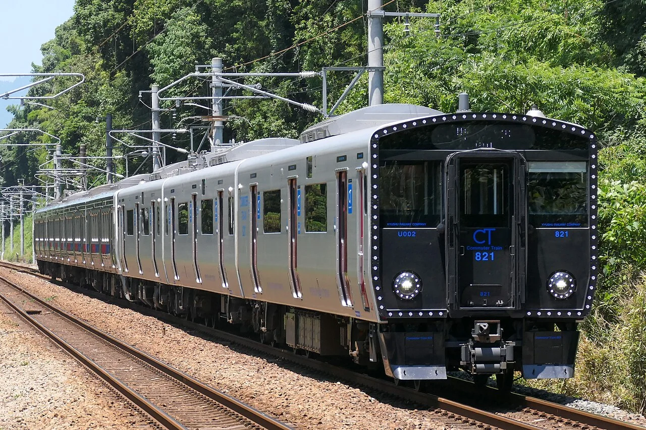 黑色前脸配白色车身的 JR 九州 821 系列车