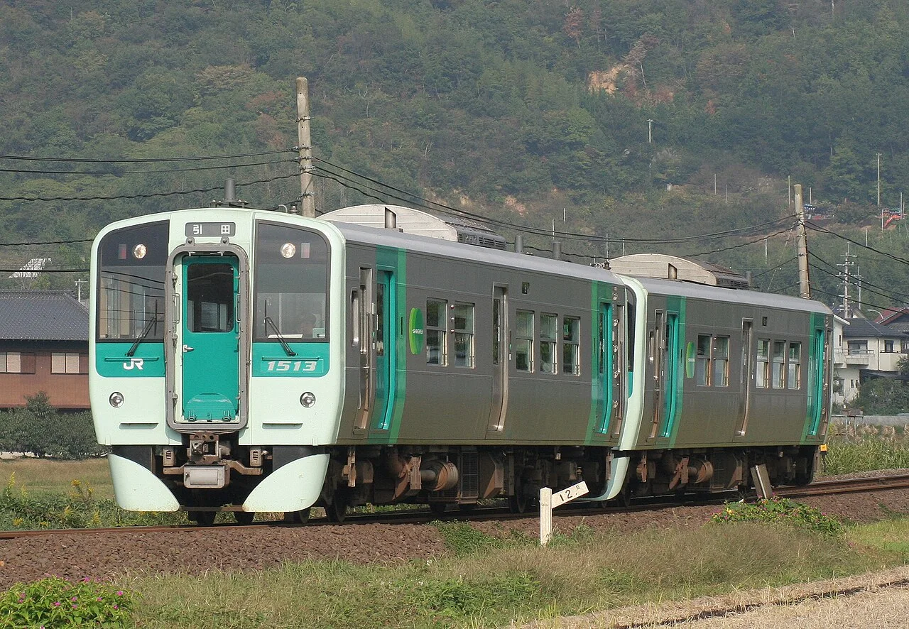 白色车身配绿色线条的 JR 四国 1500 形柴油列车