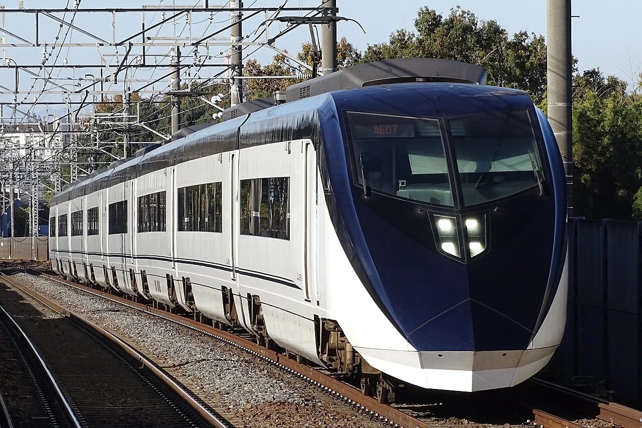蓝白相间的第二代京成 AE 形 Skyliner 特急列车