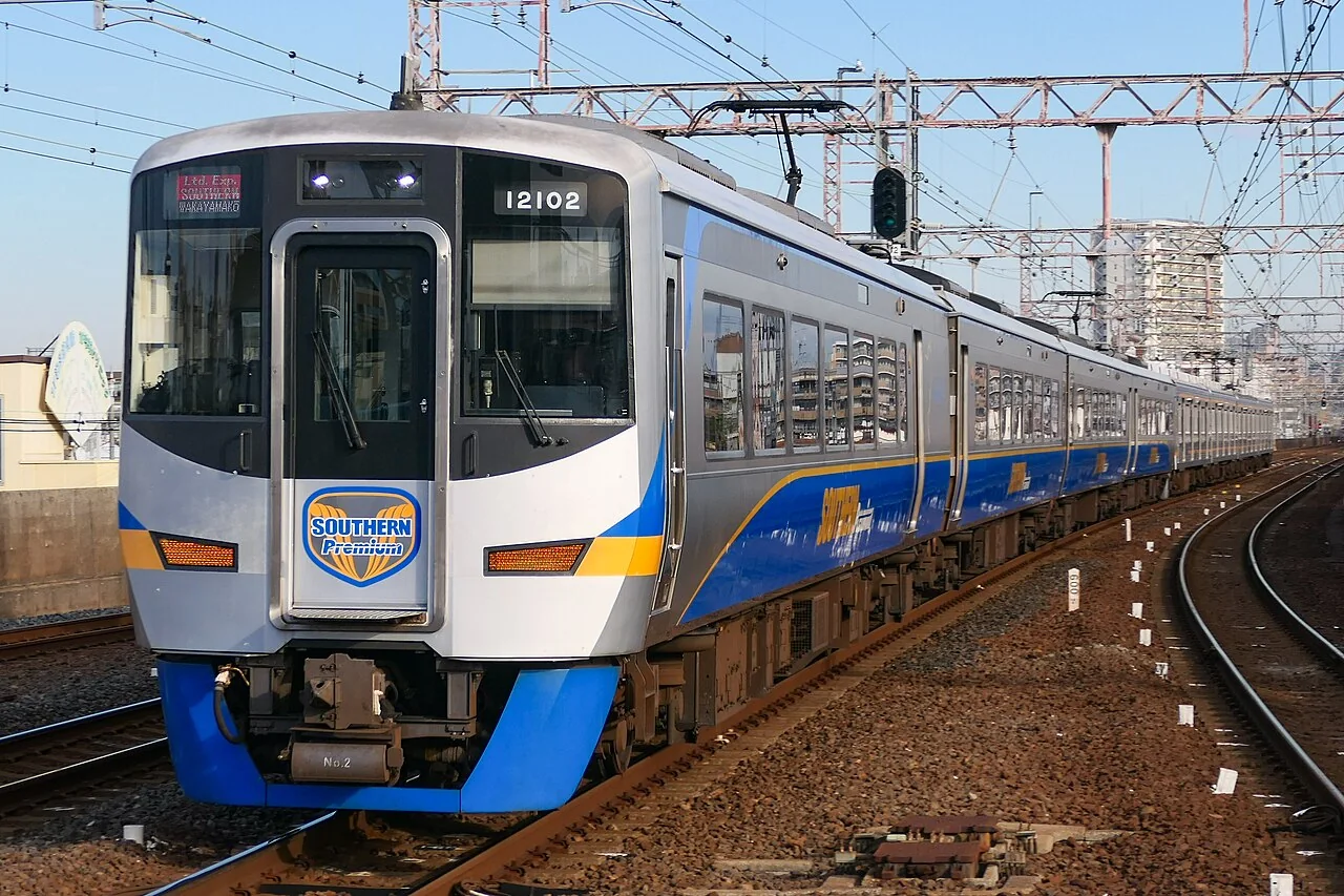 蓝色和橙色波浪线装饰的南海 12000 系 Southern Premium