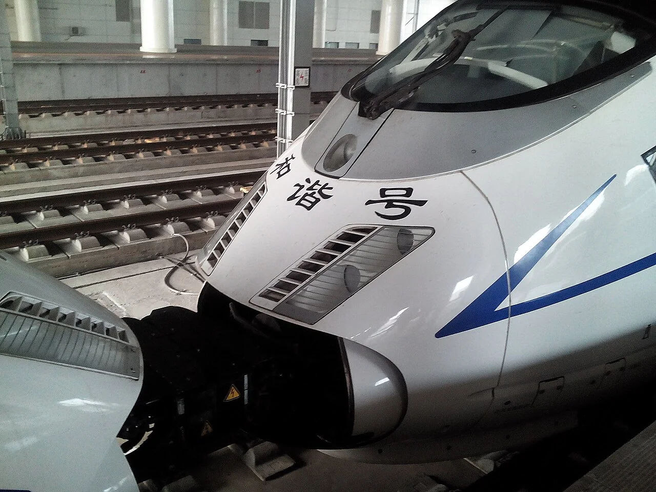 白色 CRH3C 高速动车组伸出圆润长鼻