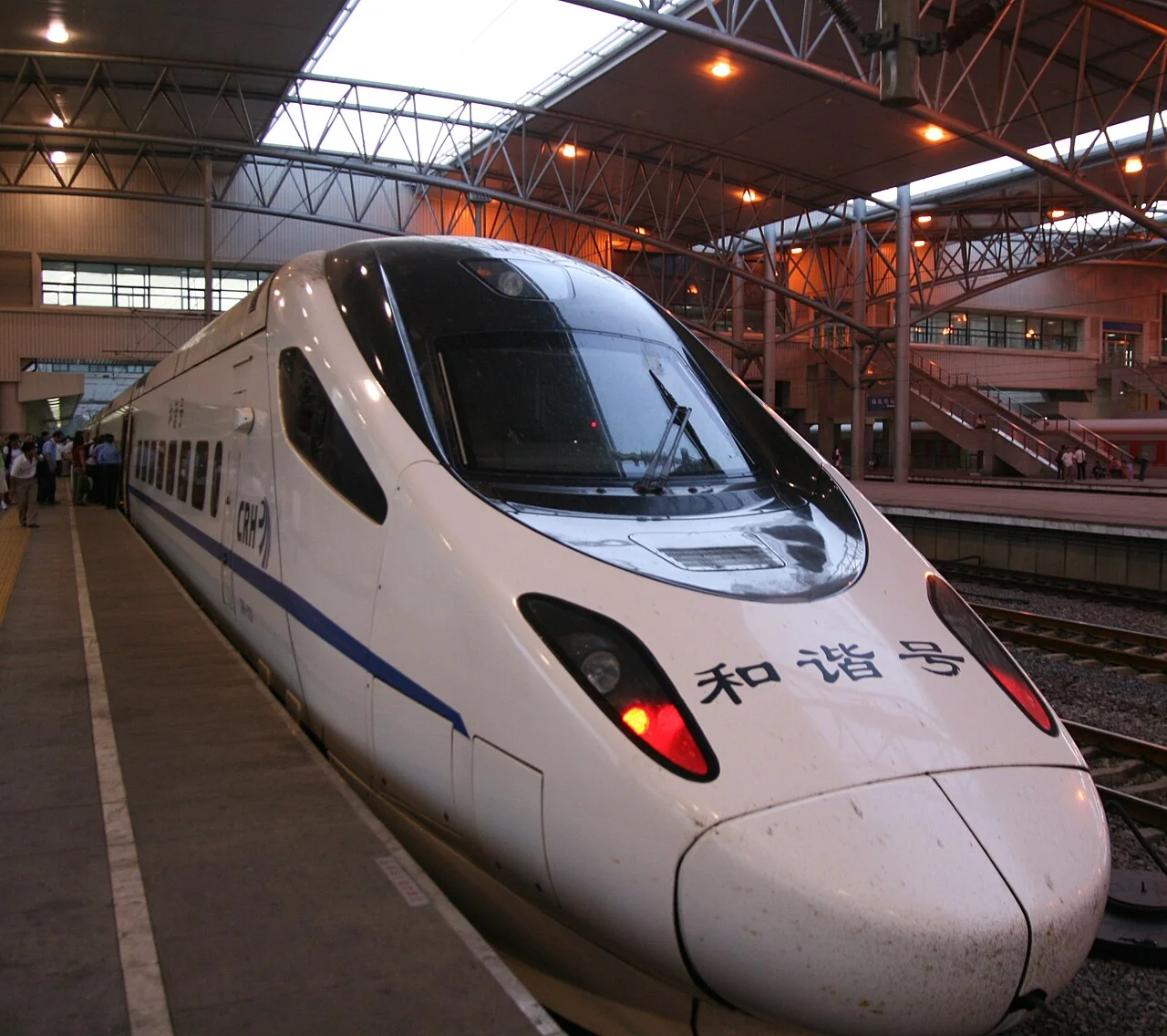白色 CRH5A 高速动车组带着蓝色线条驶来