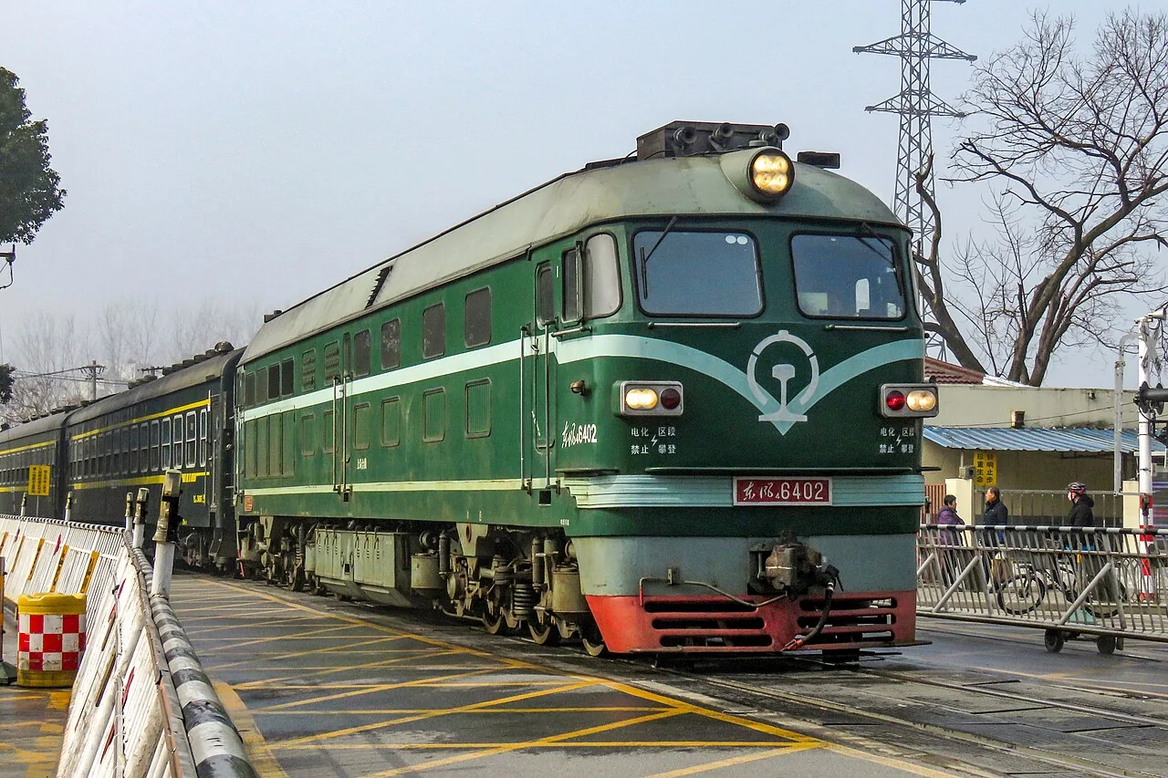 东风4B型柴油机车在铁路线上牵引列车