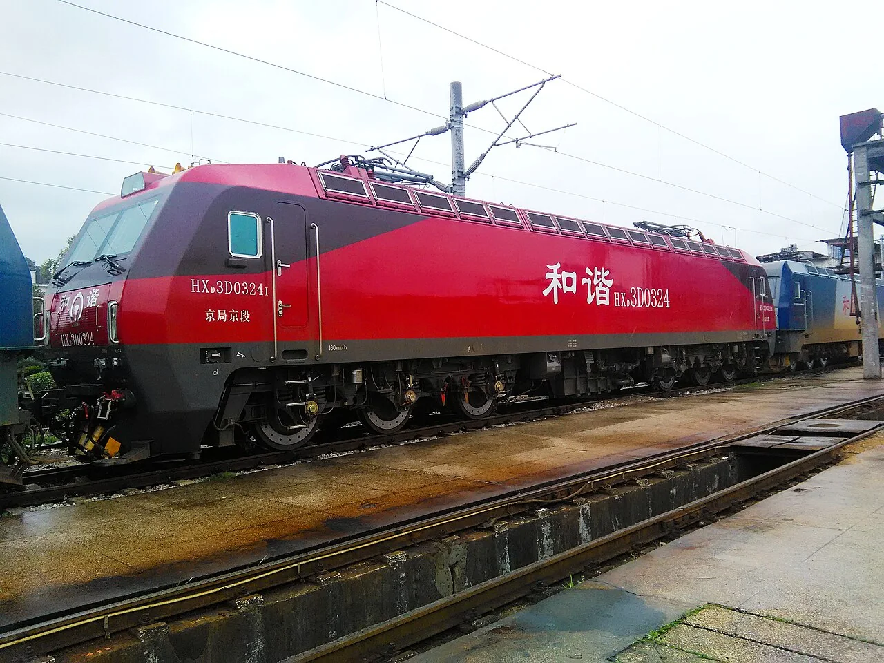 红色 HXD3D 客运电力机车牵引旅客列车