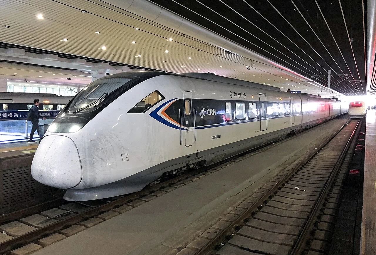 CRH6A 城际动车组停靠在站台旁